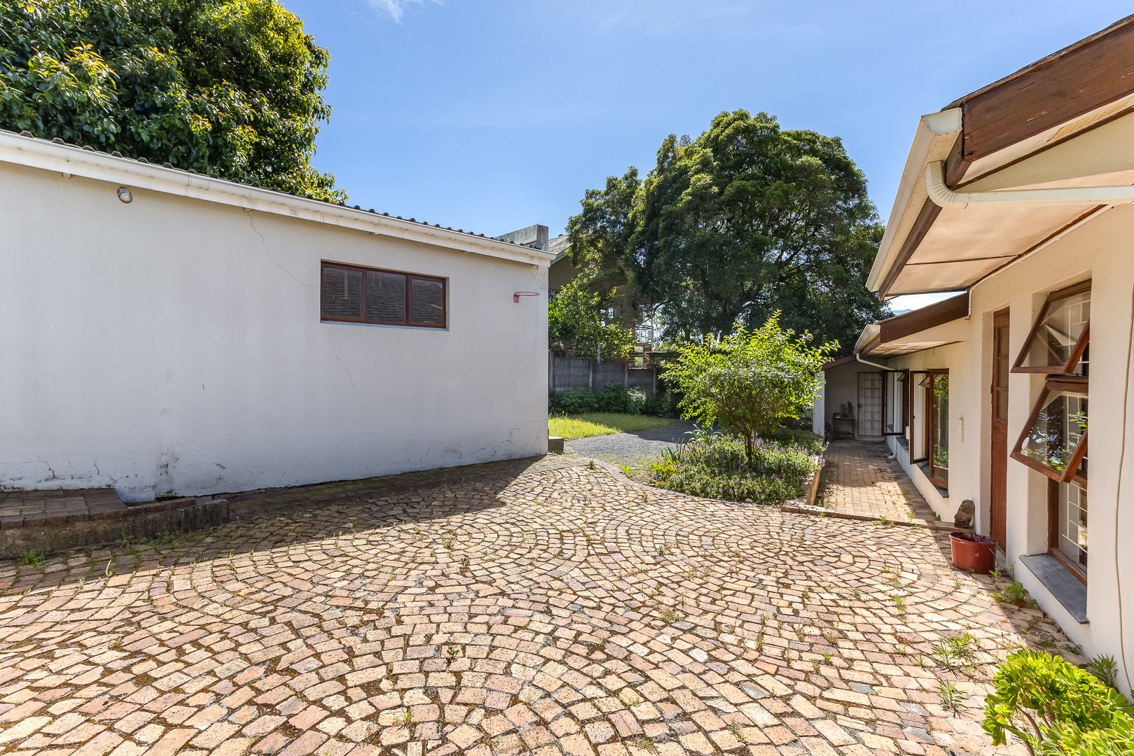 824m² Spacious Three-Bedroom Family Home with Mountain Views in Groenvlei