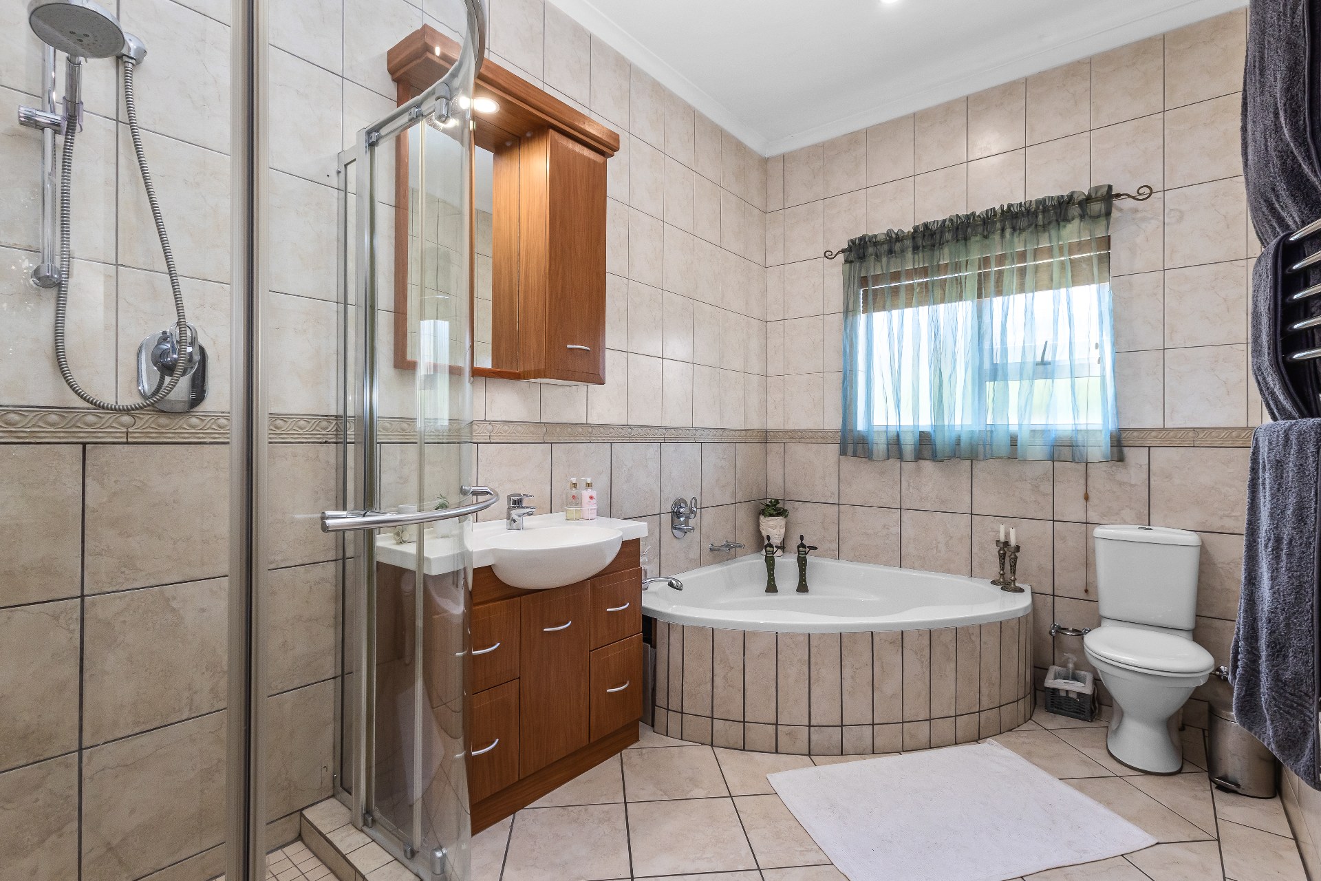 677m² Spacious Four-Bedroom Family Home with Excellent Entertainment Areas