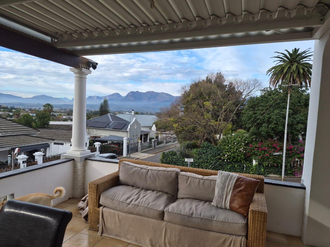 0m² We are excited to present this beautiful family home for rent in a highly sought-after location.