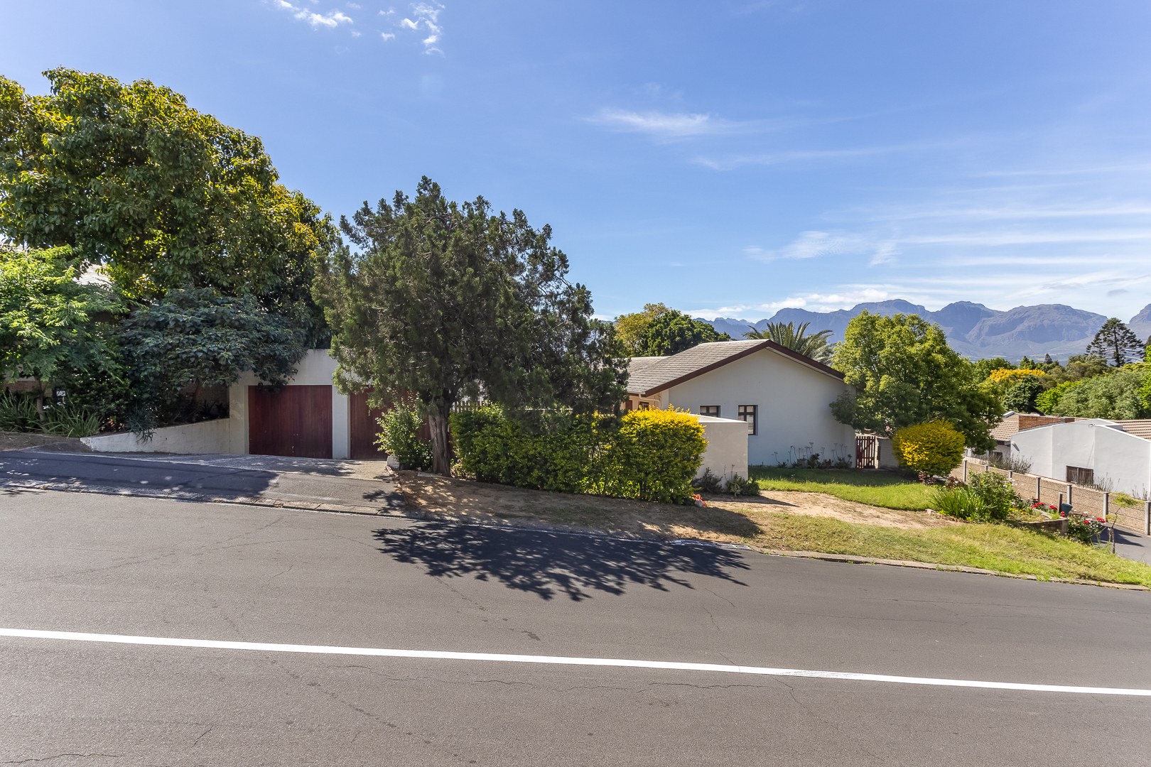 824m² Spacious Three-Bedroom Family Home with Mountain Views in Groenvlei