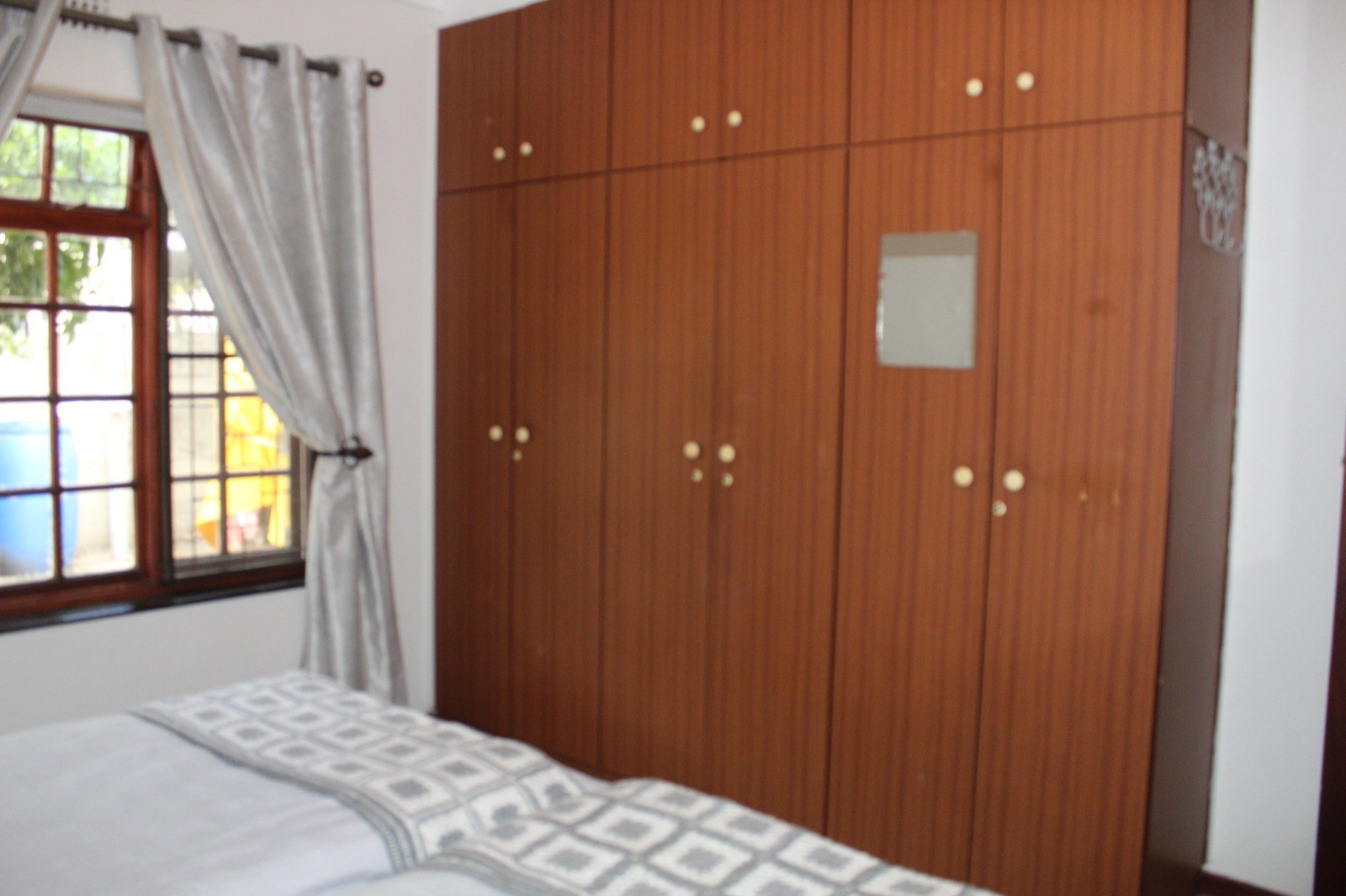 903m² Spacious and Well-Maintained 3-Bedroom Home to Rent