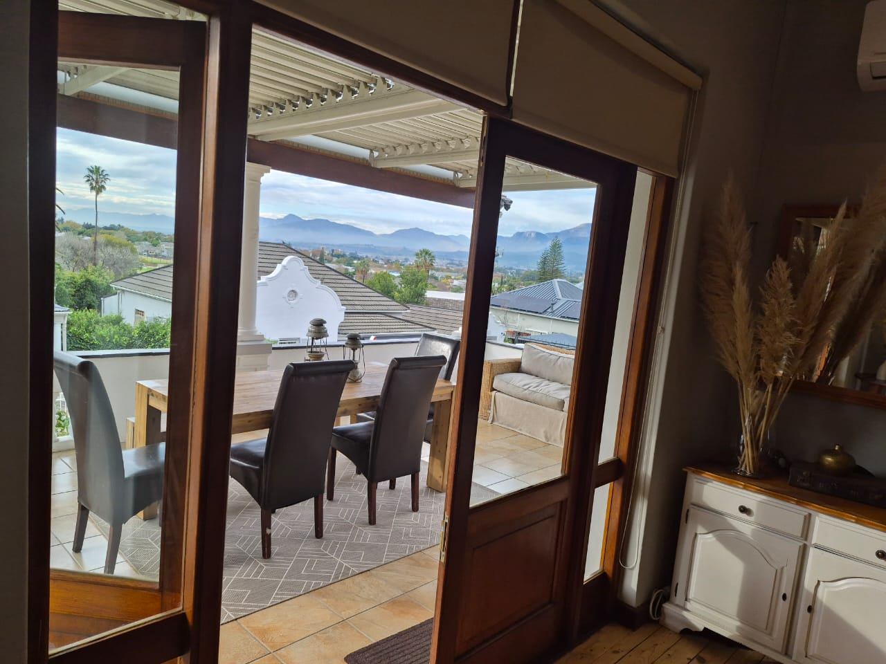 0m² We are excited to present this beautiful family home for rent in a highly sought-after location.