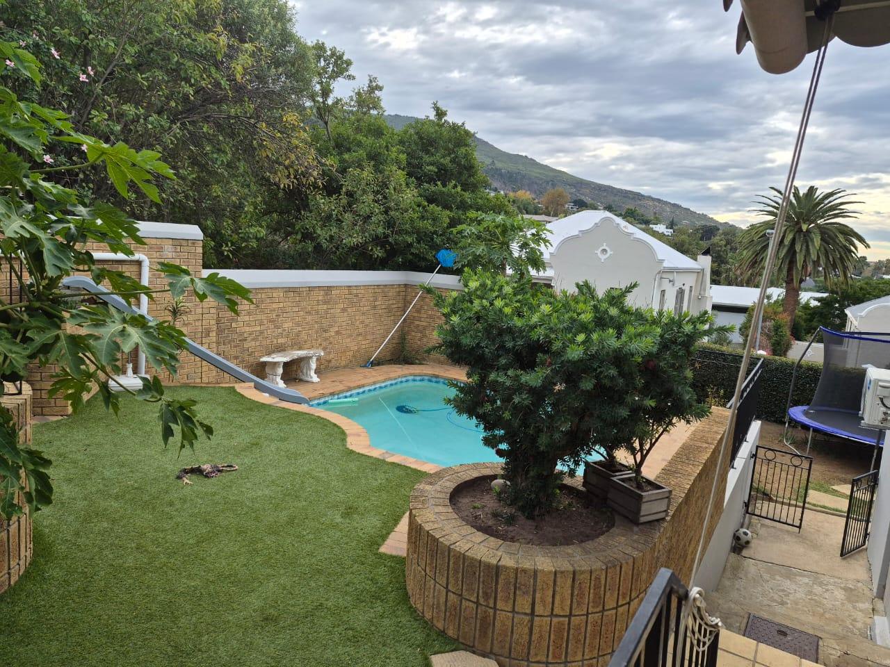0m² We are excited to present this beautiful family home for rent in a highly sought-after location.