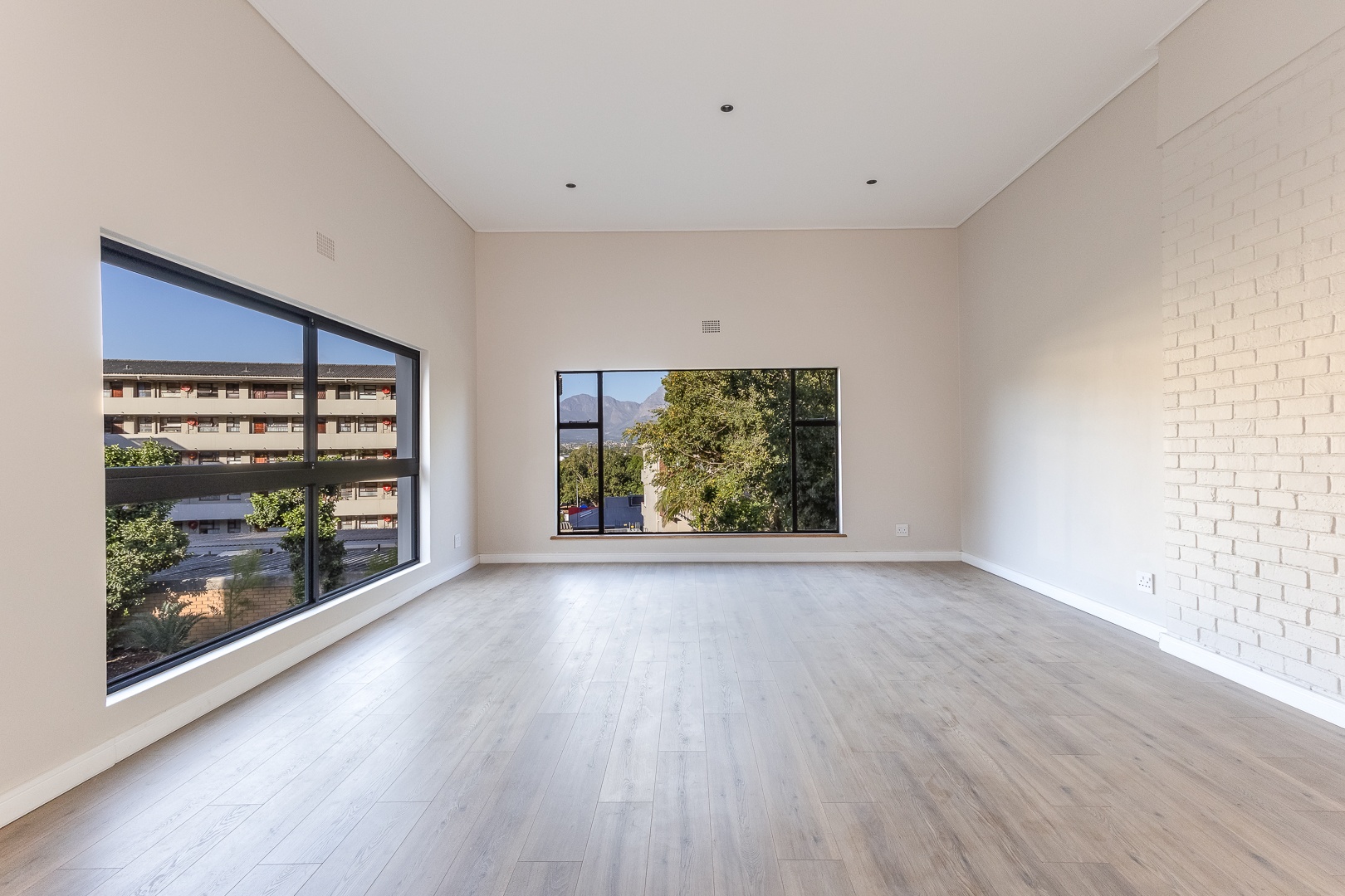 750m² Newly Renovated Double-Storey Family Home with Scenic Views – Sophisticated Living at Its Finest