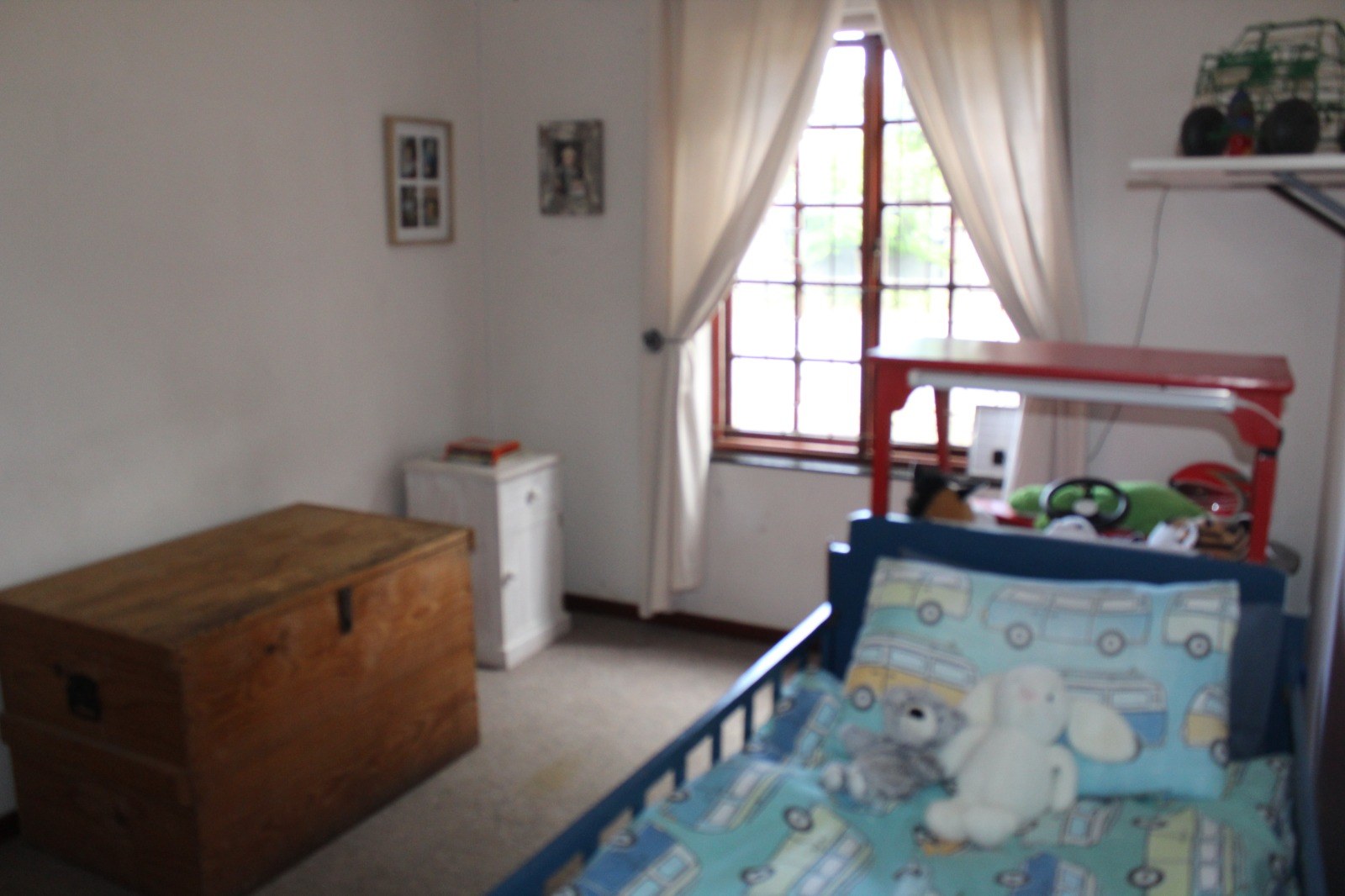 903m² Spacious and Well-Maintained 3-Bedroom Home to Rent