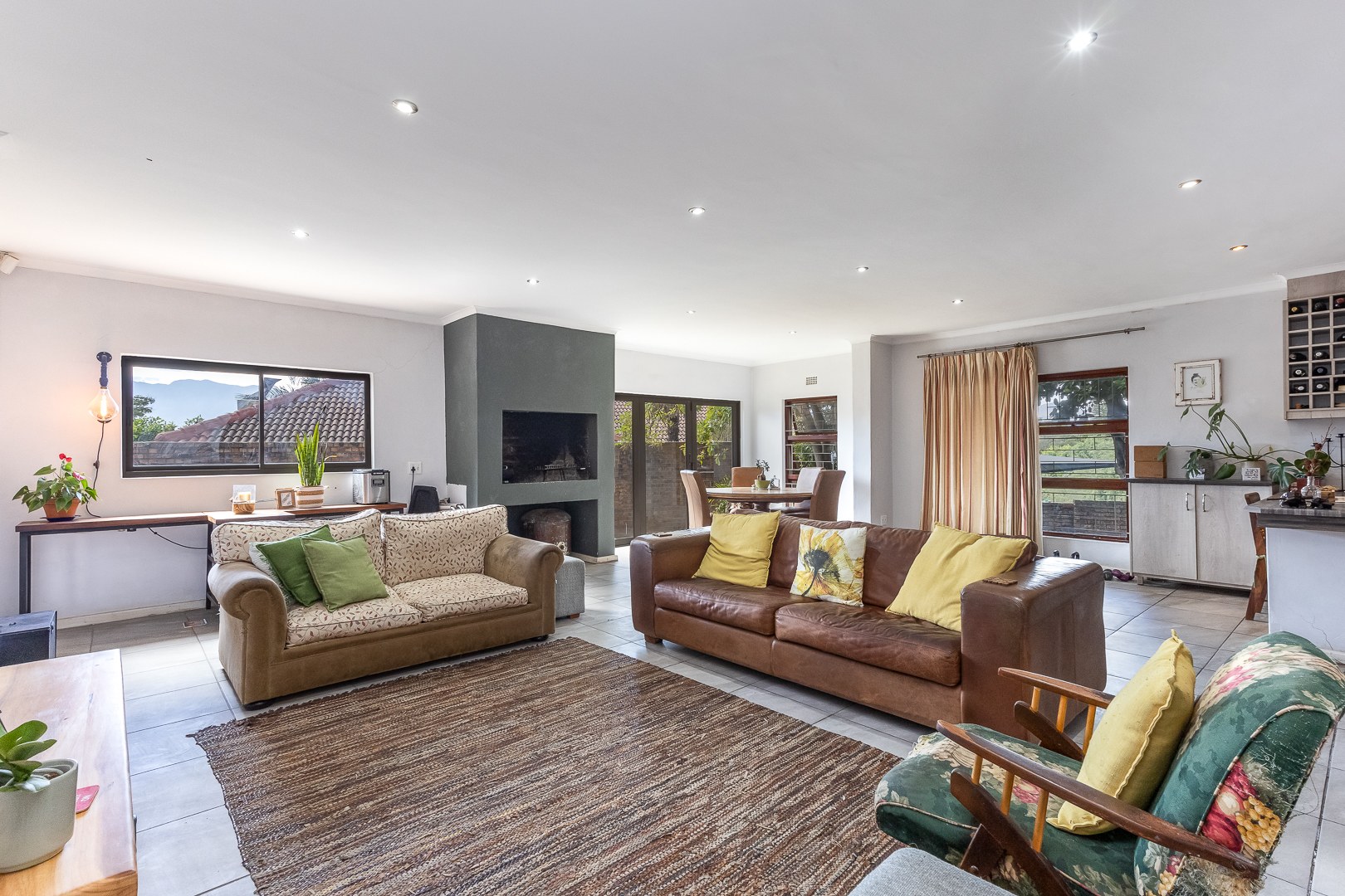 824m² Spacious Three-Bedroom Family Home with Mountain Views in Groenvlei