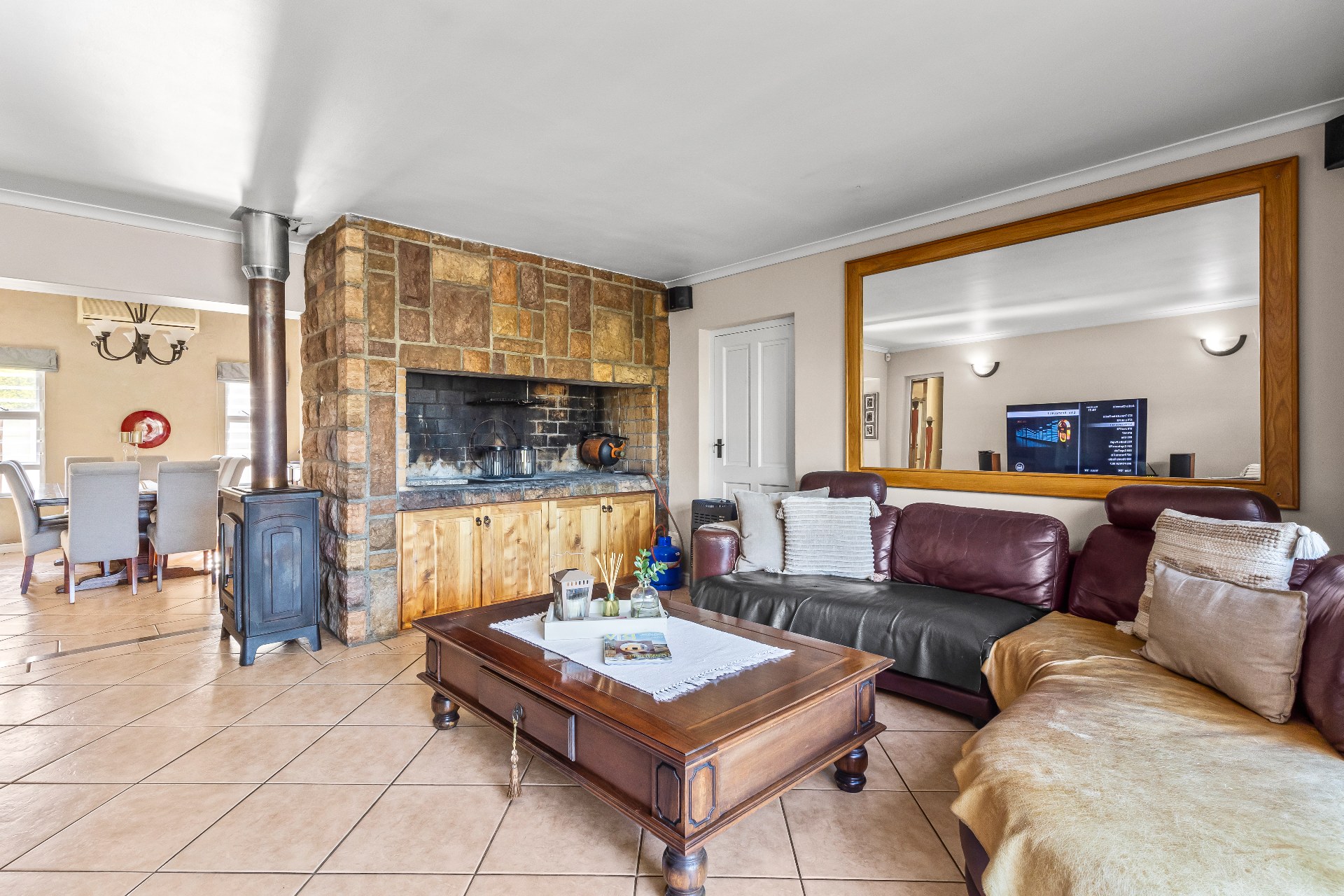 677m² Spacious Four-Bedroom Family Home with Excellent Entertainment Areas
