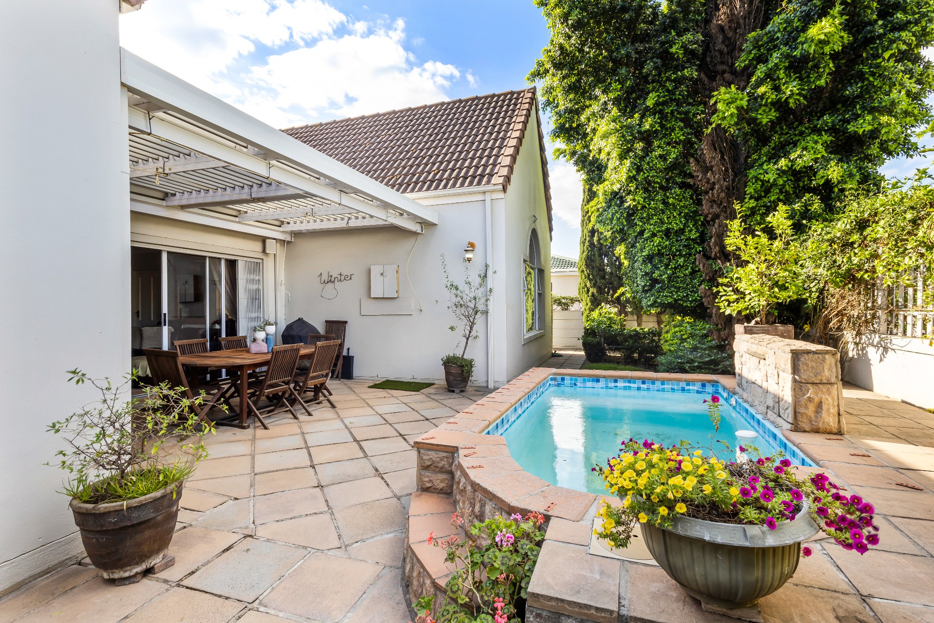 677m² Spacious Four-Bedroom Family Home with Excellent Entertainment Areas