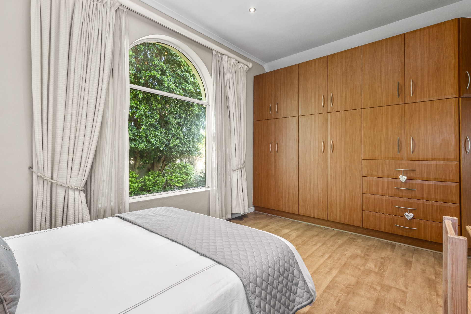 677m² Spacious Four-Bedroom Family Home with Excellent Entertainment Areas