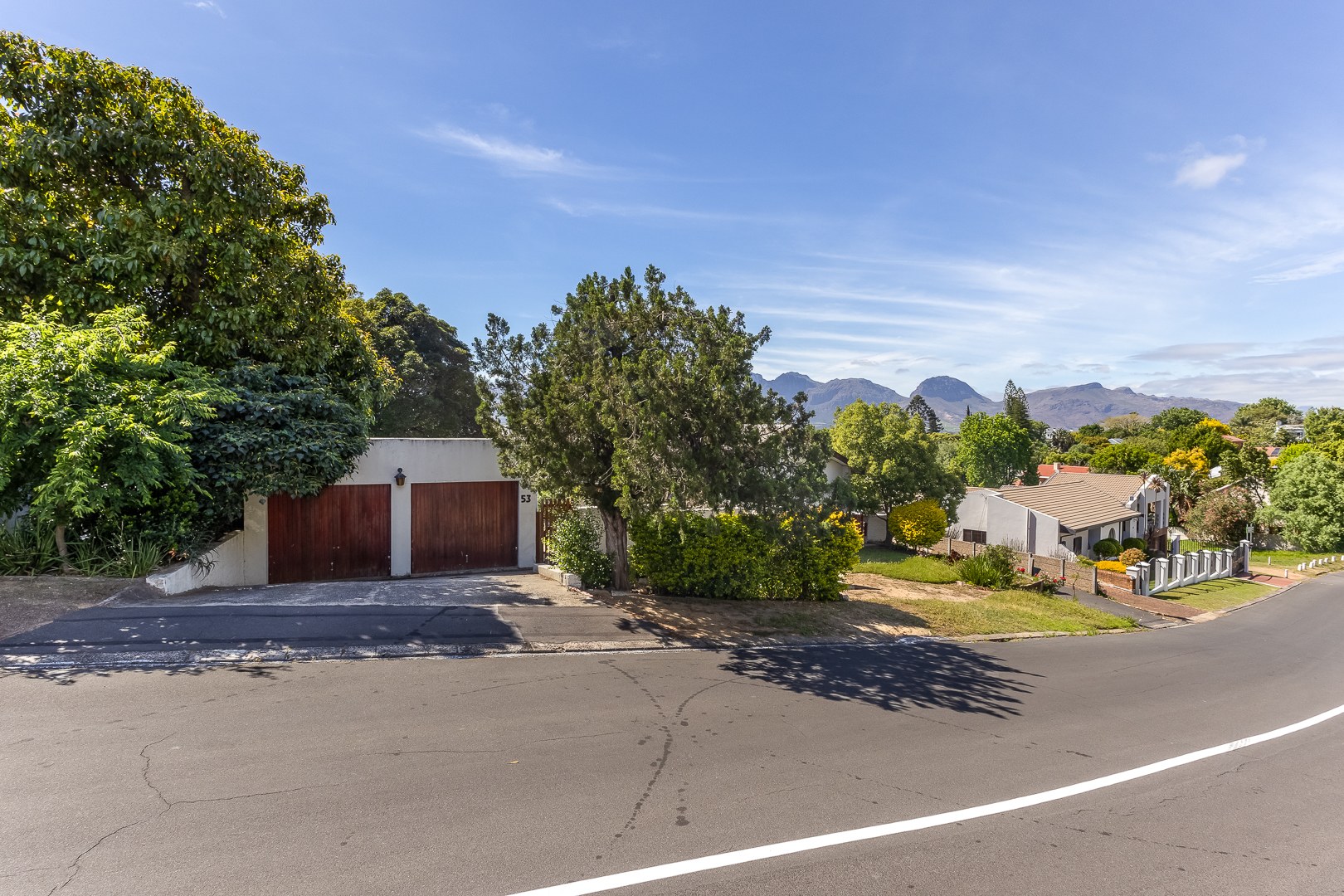 824m² Spacious Three-Bedroom Family Home with Mountain Views in Groenvlei