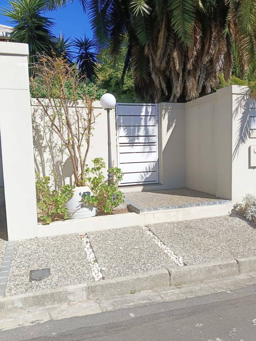 0m² Student accommodation - Only 1 shared room available - R 4900.00