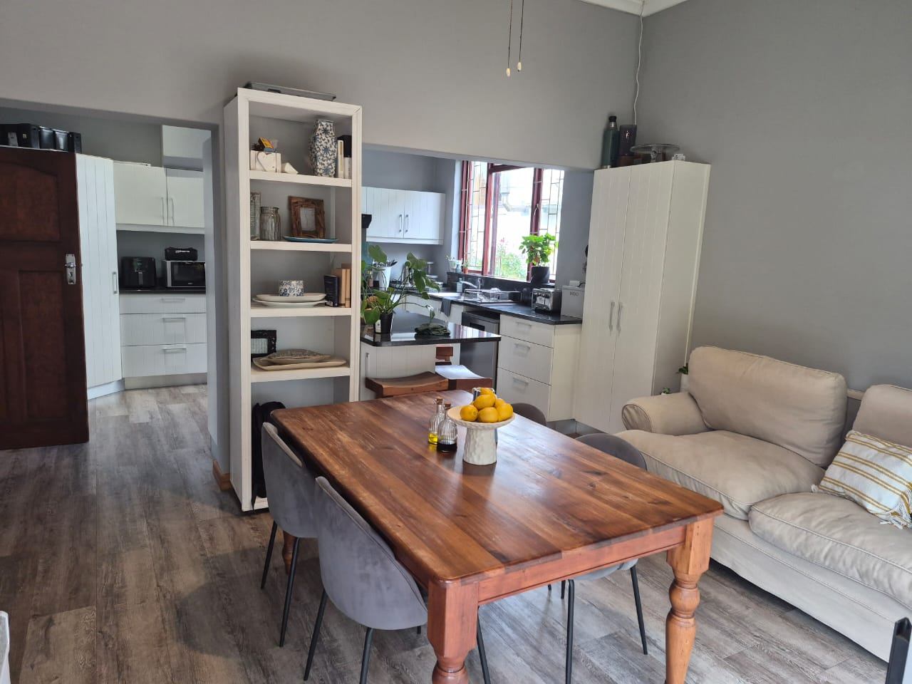 0m² We are excited to present this beautiful family home for rent in a highly sought-after location.