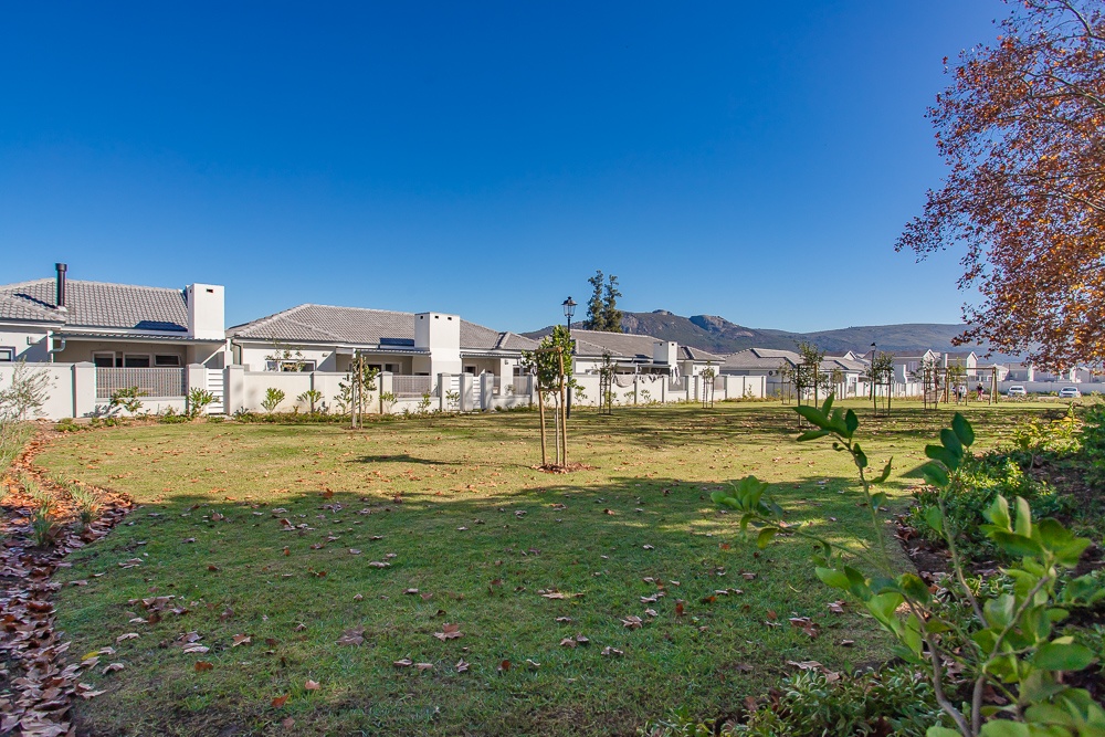 0m² Modern, light-filled 2-bedroom townhouse within a secure estate.