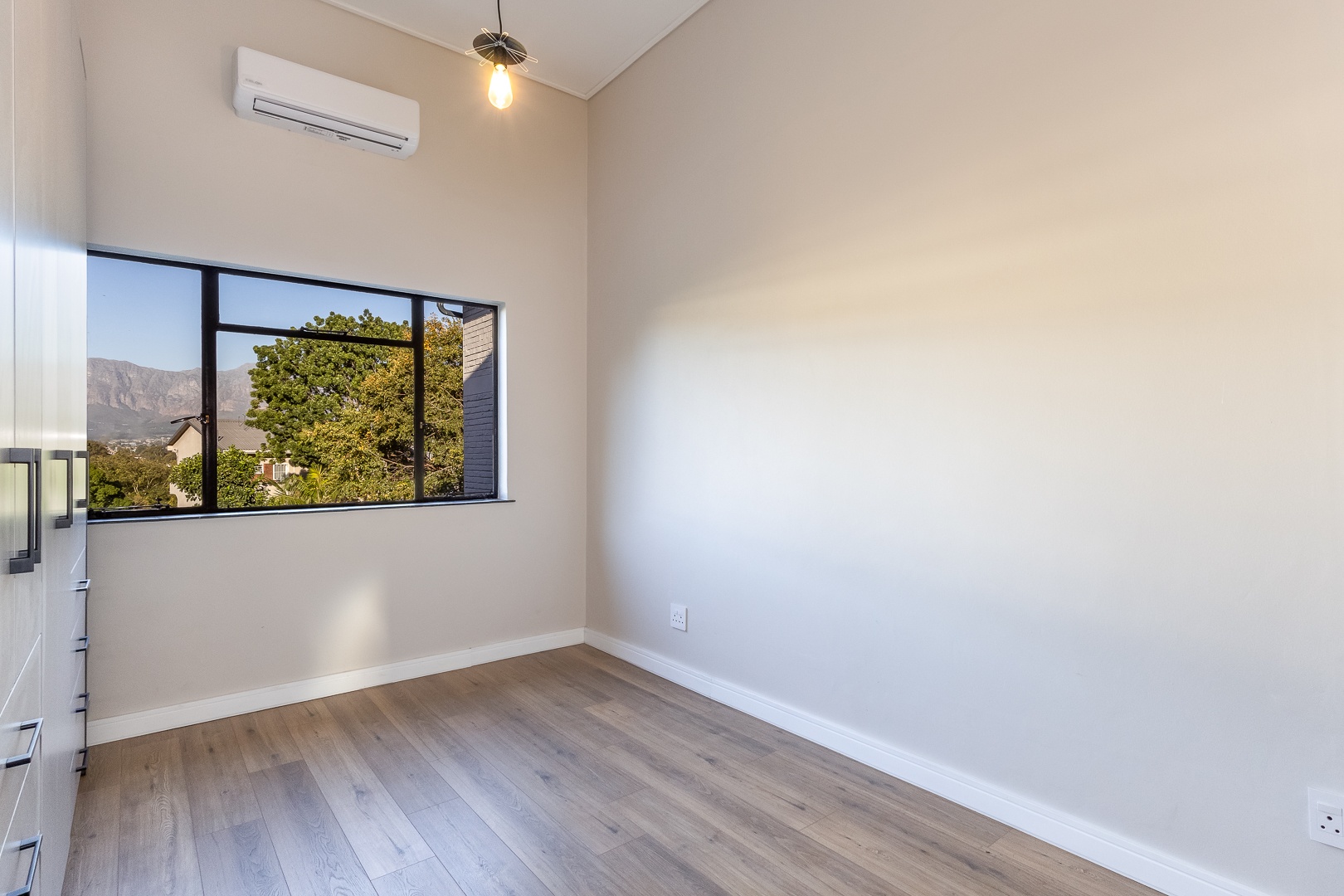 750m² Newly Renovated Double-Storey Family Home with Scenic Views – Sophisticated Living at Its Finest