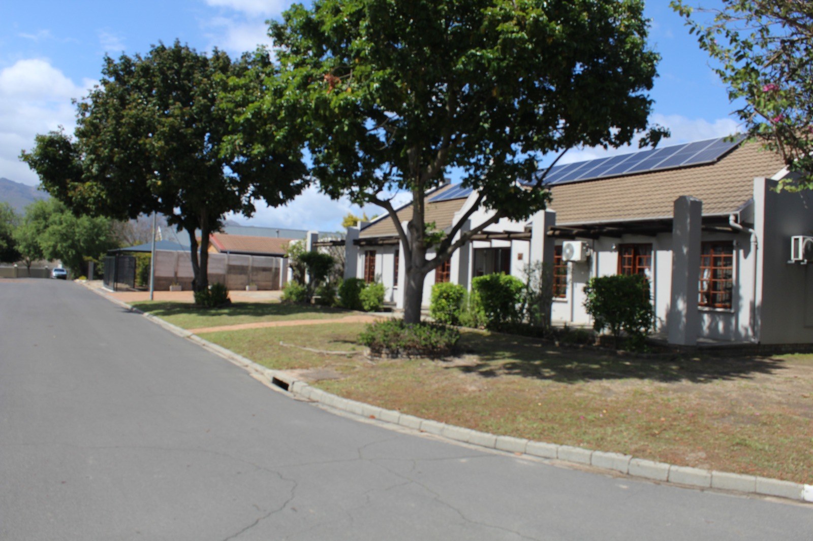 903m² Spacious and Well-Maintained 3-Bedroom Home to Rent