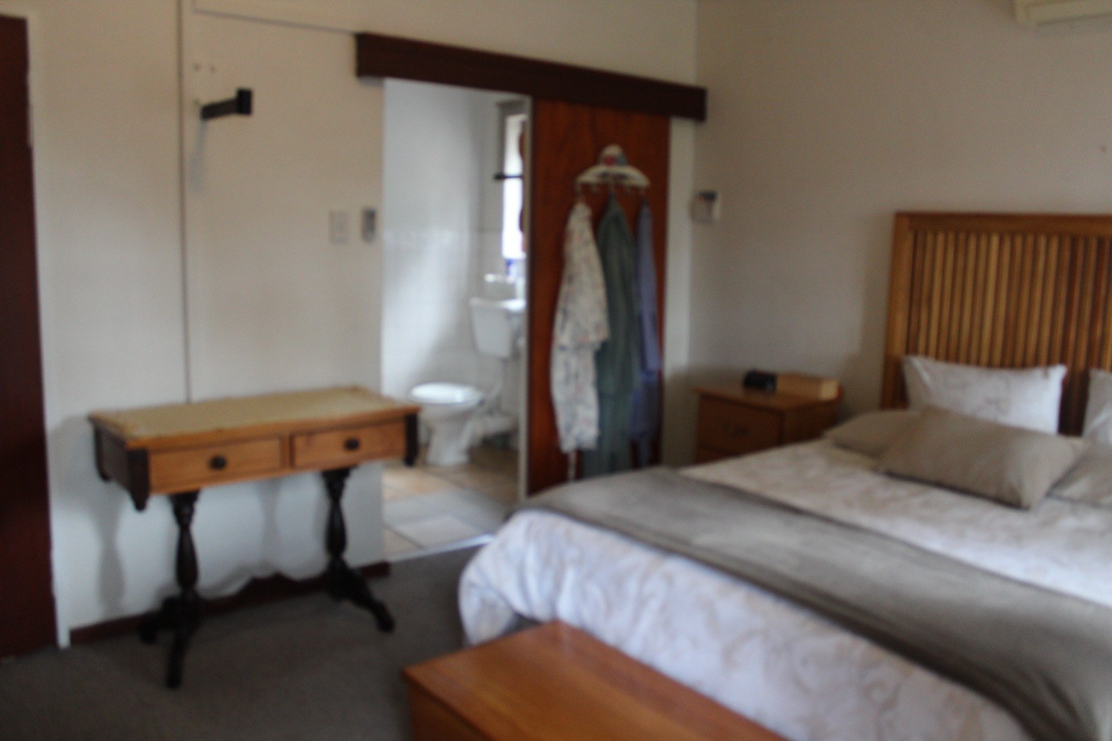 903m² Spacious and Well-Maintained 3-Bedroom Home to Rent