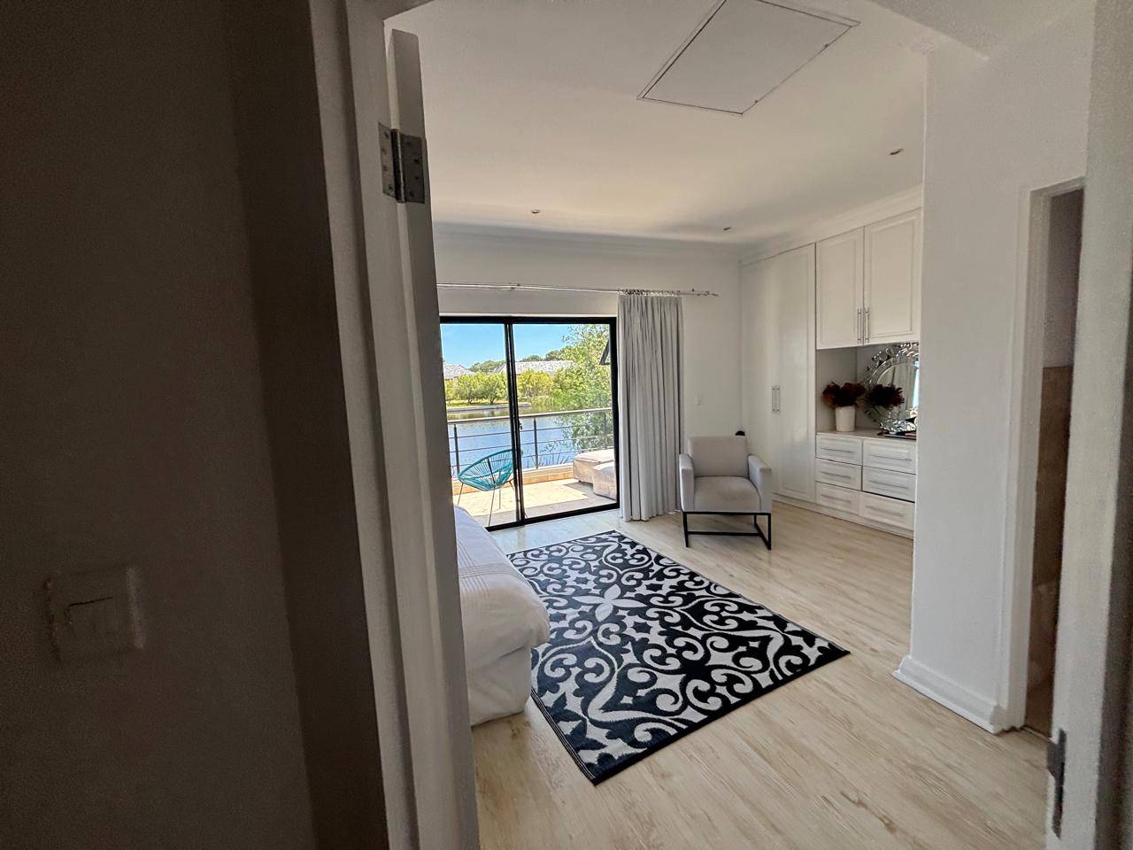 0m² 4-Bedroom Lodge | Pearl Valley