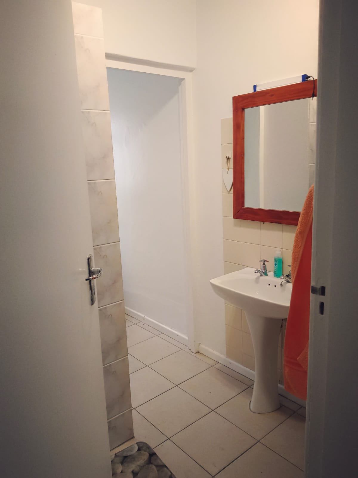 0m² This neat and private 1-bedroom garden cottage is ideal for a young professional or student