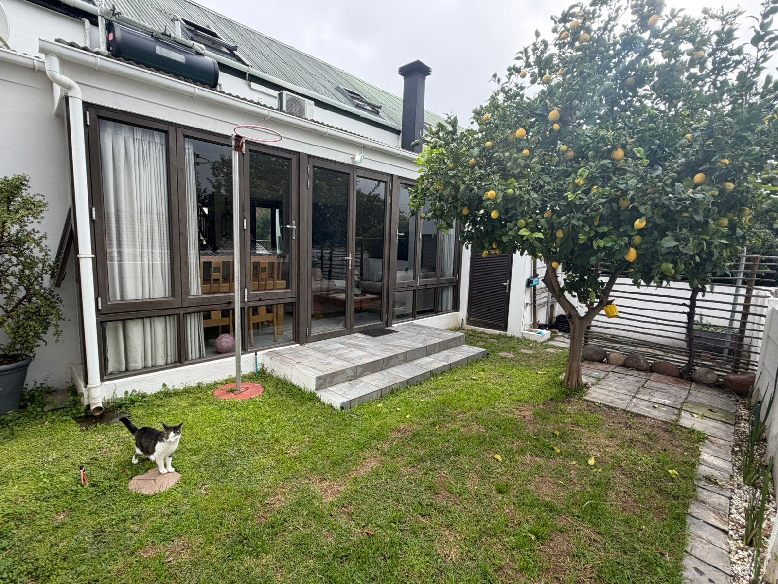0m² Spacious 3-Bedroom Duplex to Rent in Secure Estate – Paarl South 