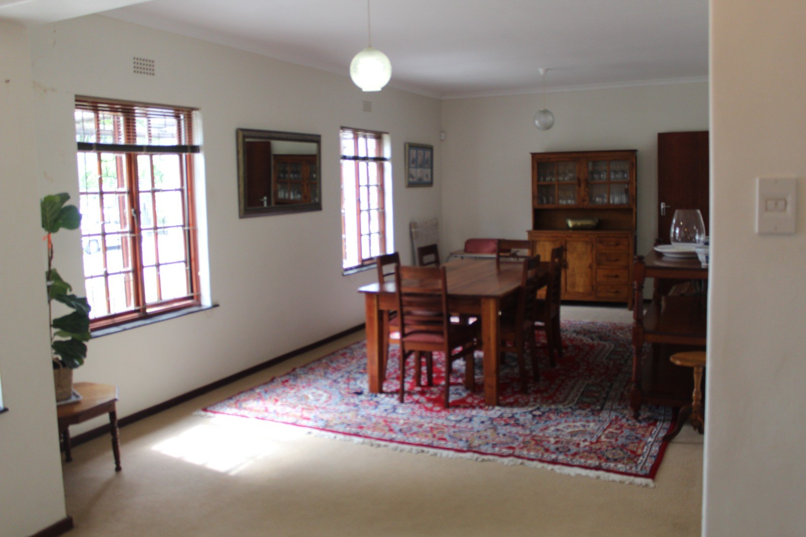 903m² Spacious and Well-Maintained 3-Bedroom Home to Rent