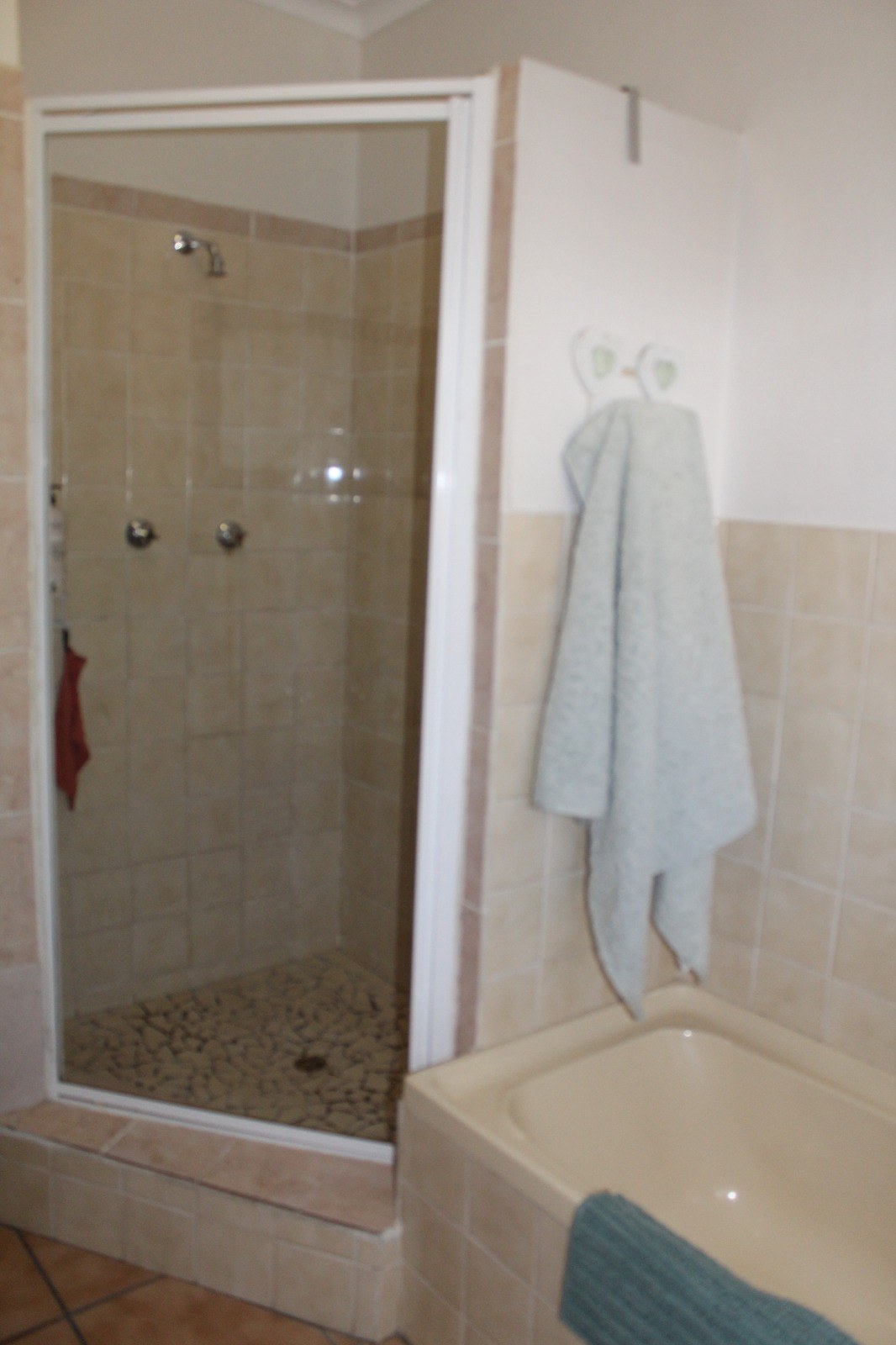 903m² Spacious and Well-Maintained 3-Bedroom Home to Rent