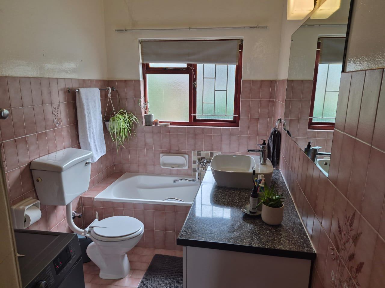 0m² We are excited to present this beautiful family home for rent in a highly sought-after location.