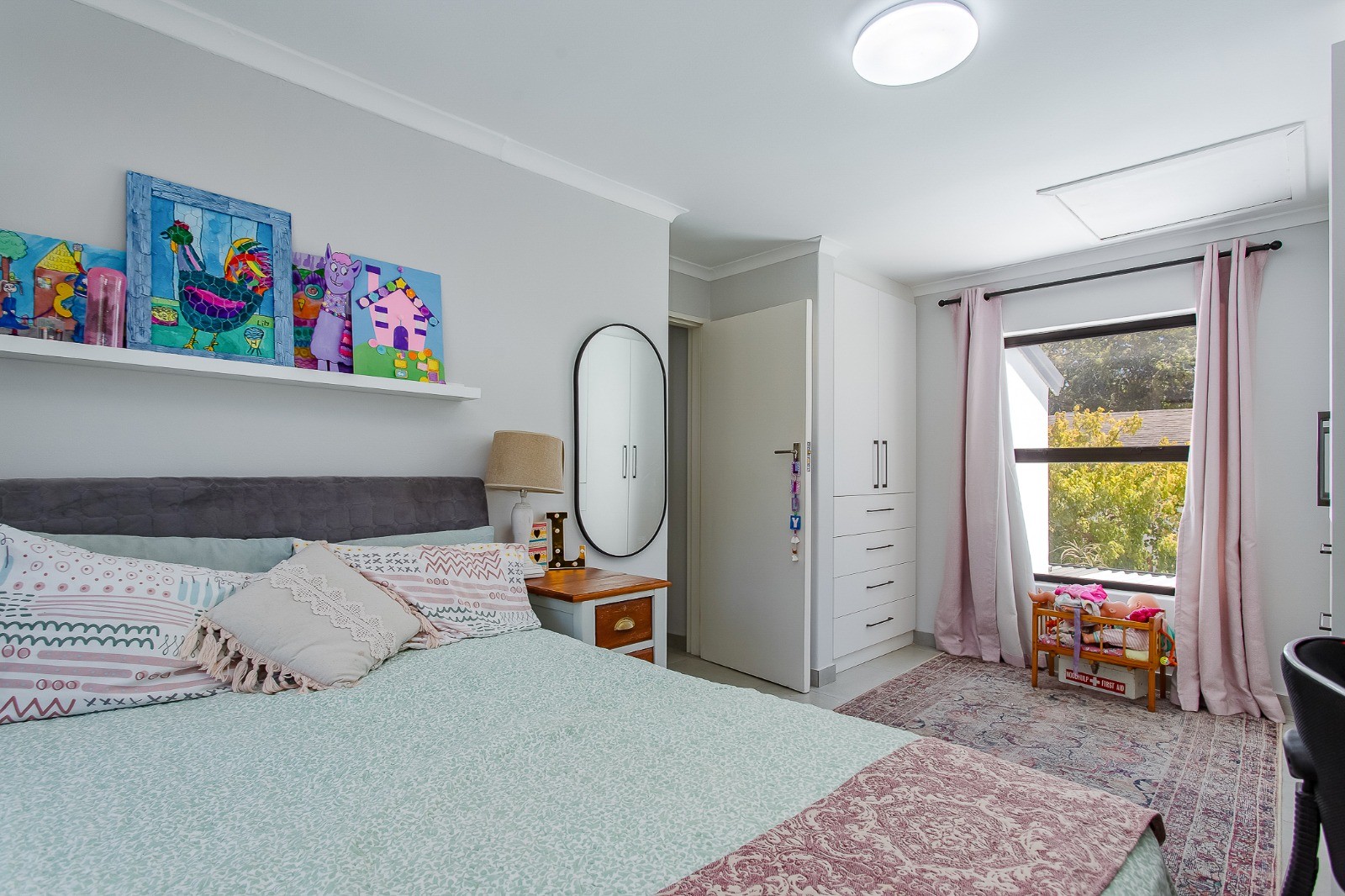 0m² Beautifully Maintained Home in Popular Neighbourhood