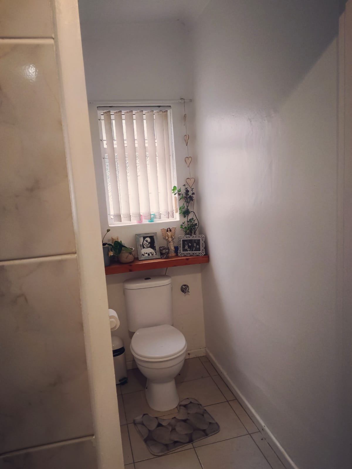 0m² This neat and private 1-bedroom garden cottage is ideal for a young professional or student