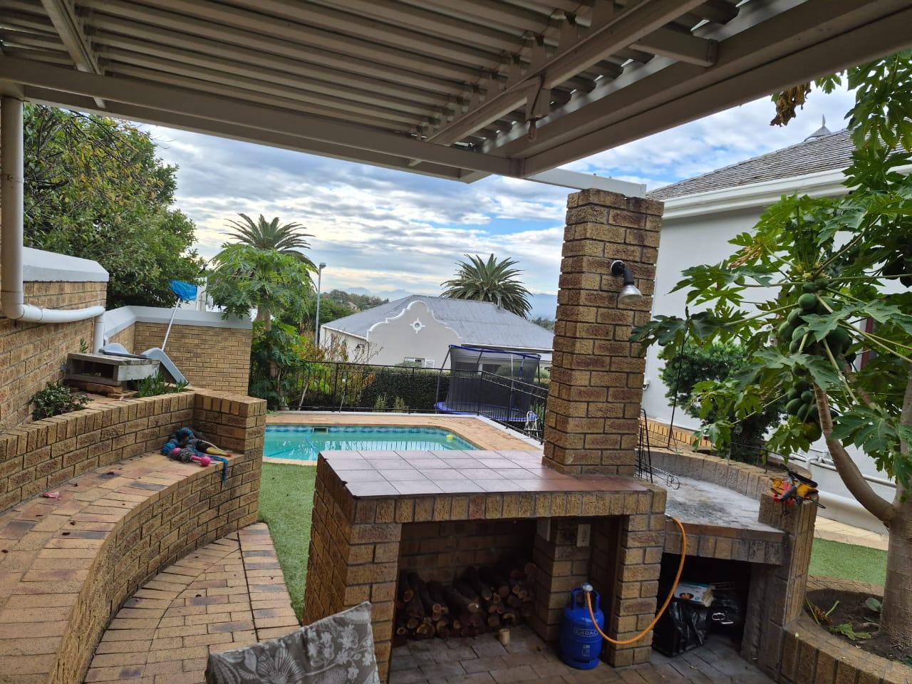 0m² We are excited to present this beautiful family home for rent in a highly sought-after location.