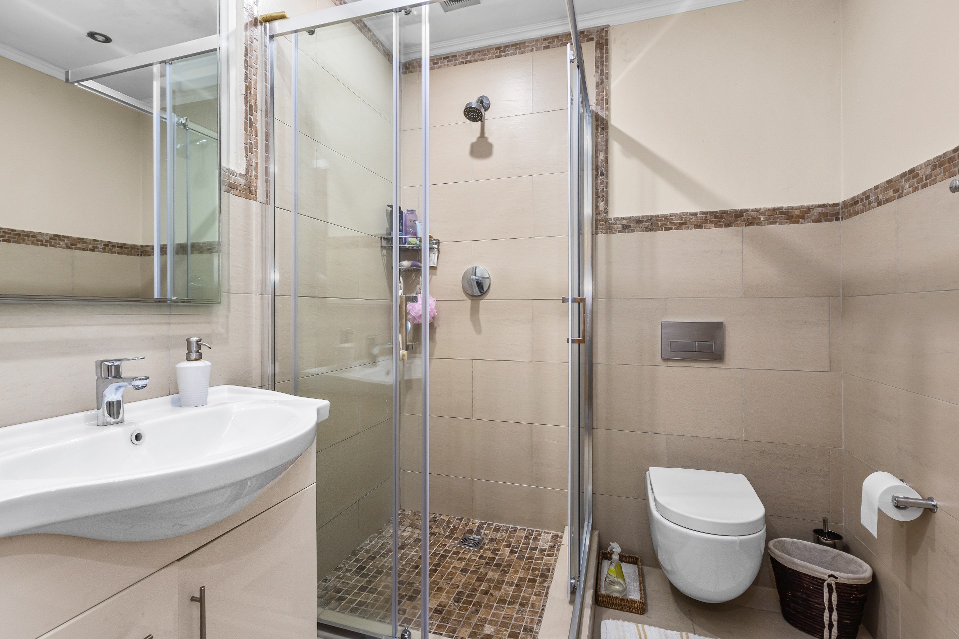 677m² Spacious Four-Bedroom Family Home with Excellent Entertainment Areas
