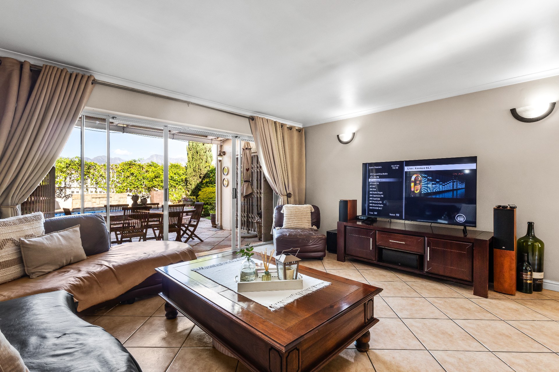677m² Spacious Four-Bedroom Family Home with Excellent Entertainment Areas