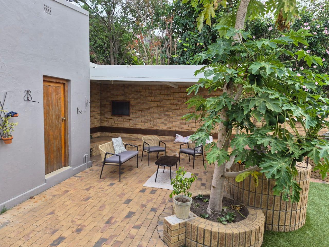 0m² We are excited to present this beautiful family home for rent in a highly sought-after location.