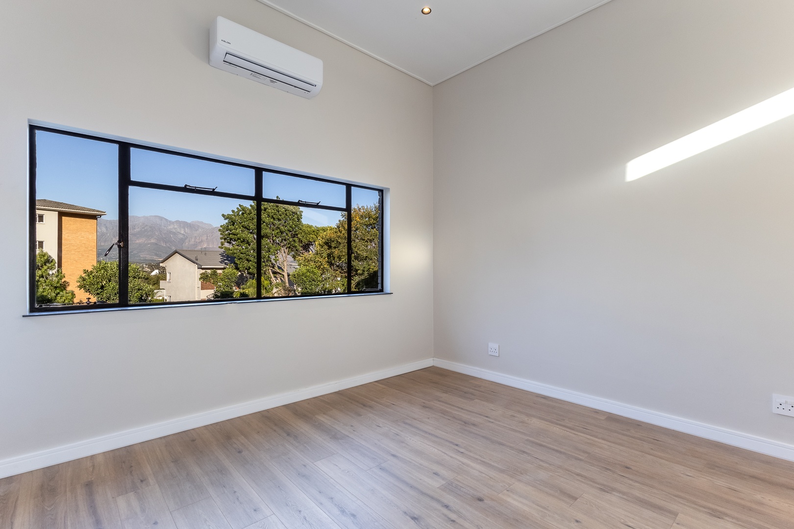 750m² Newly Renovated Double-Storey Family Home with Scenic Views – Sophisticated Living at Its Finest