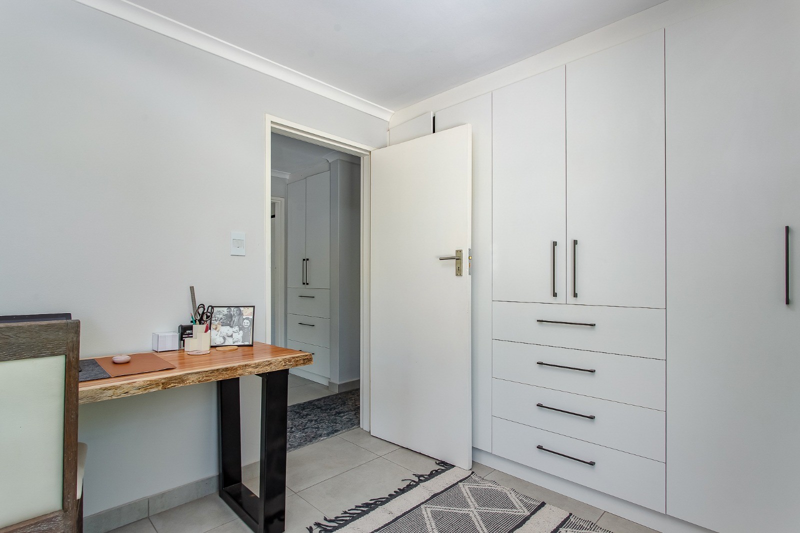 0m² Beautifully Maintained Home in Popular Neighbourhood
