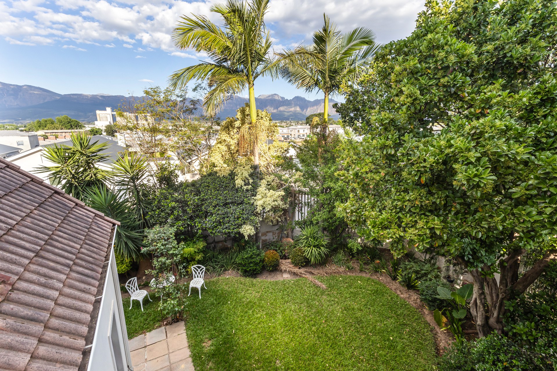 677m² Spacious Four-Bedroom Family Home with Excellent Entertainment Areas