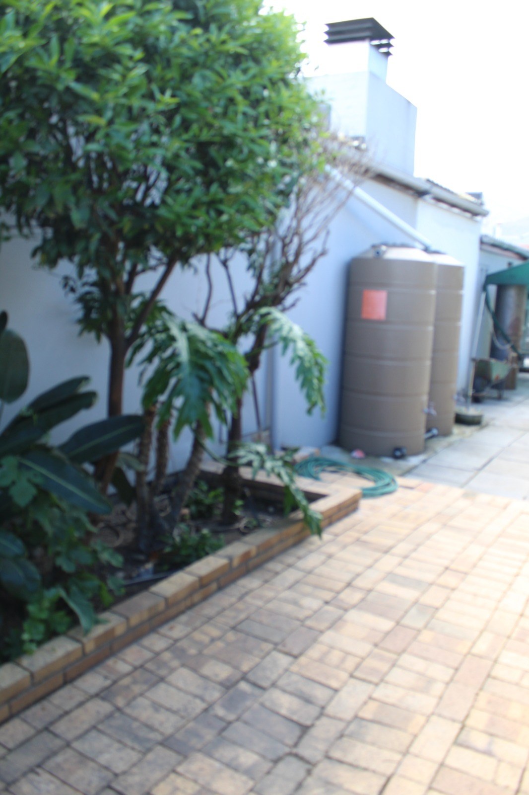 903m² Spacious and Well-Maintained 3-Bedroom Home to Rent