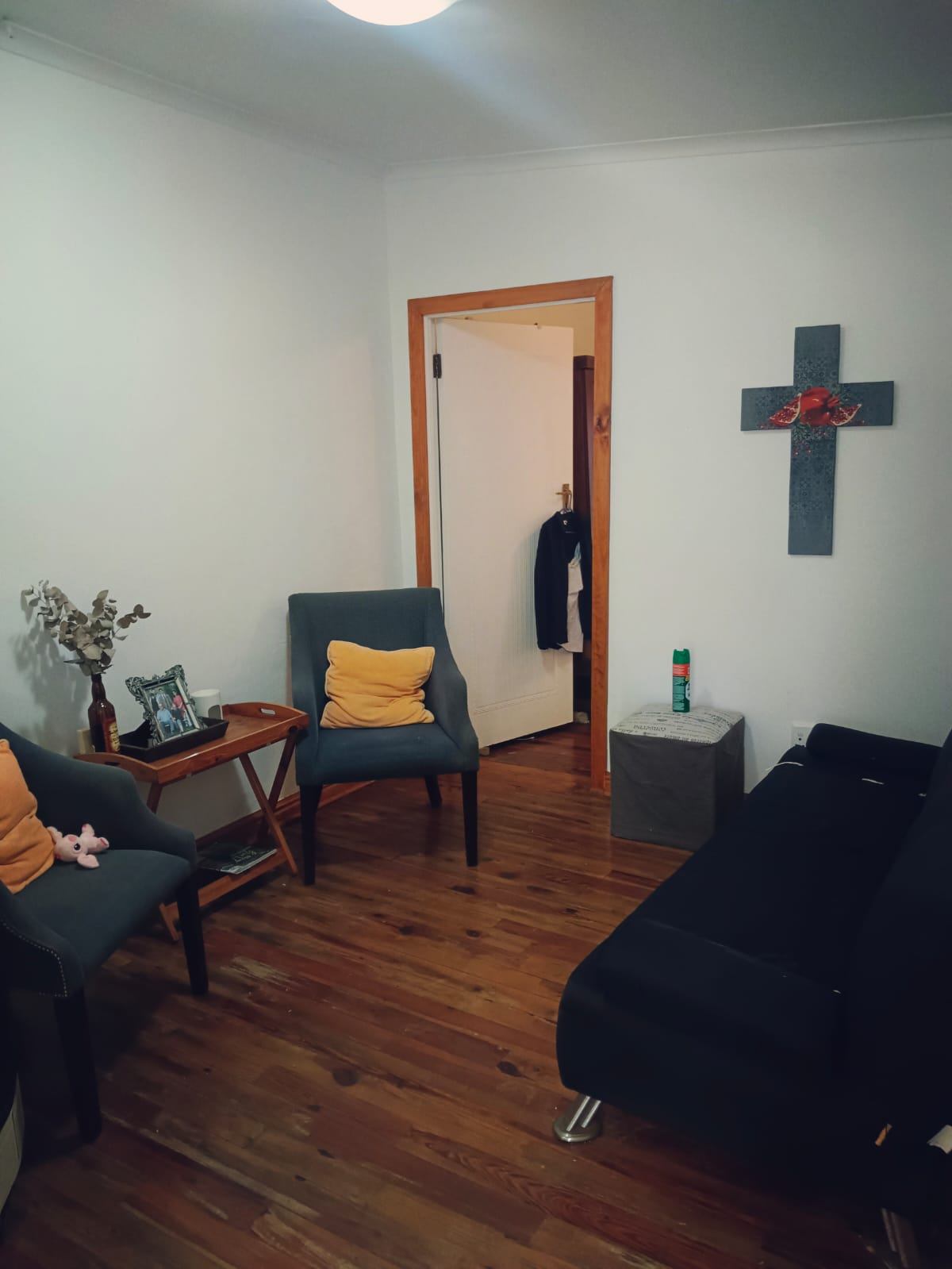 0m² This neat and private 1-bedroom garden cottage is ideal for a young professional or student