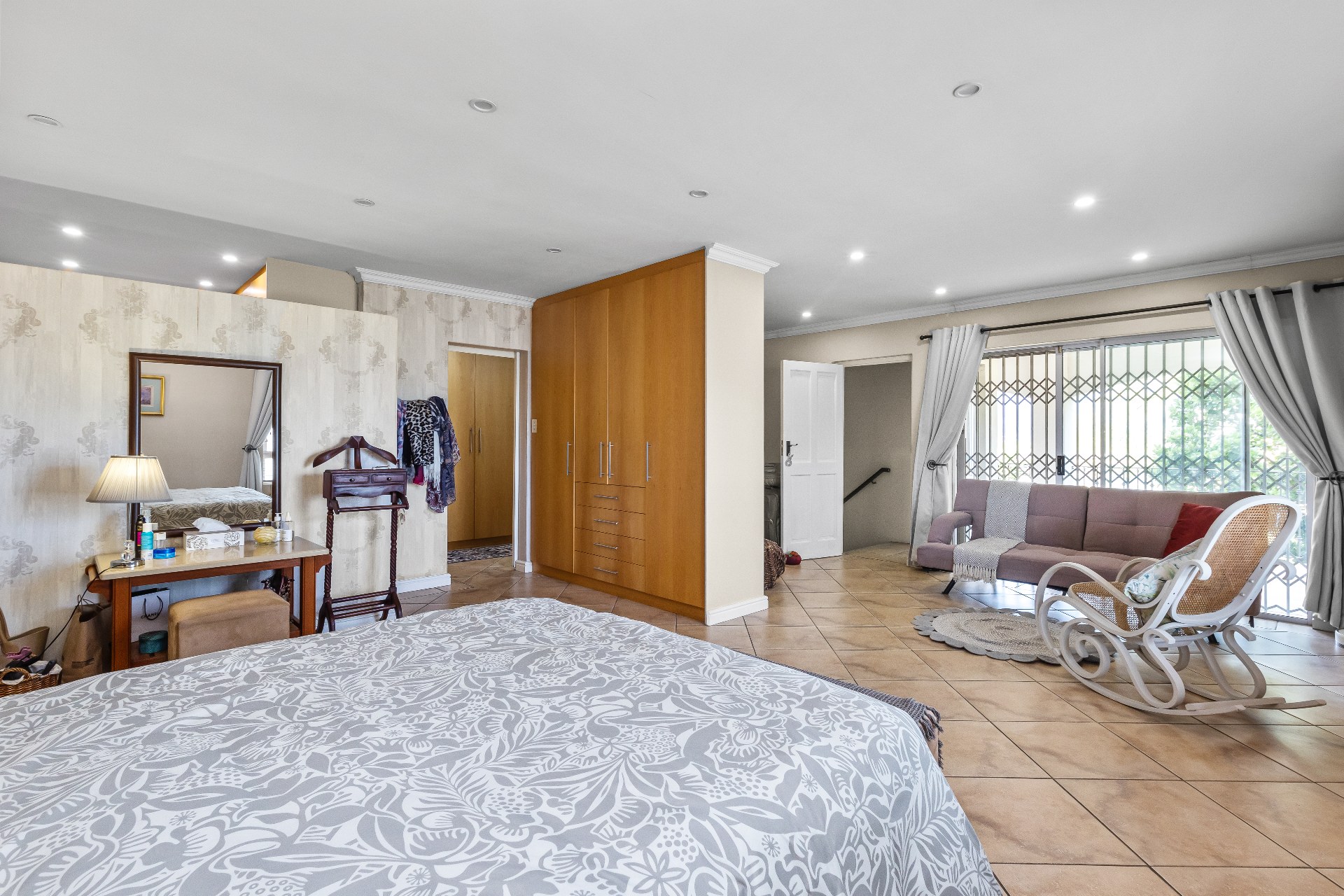 677m² Spacious Four-Bedroom Family Home with Excellent Entertainment Areas