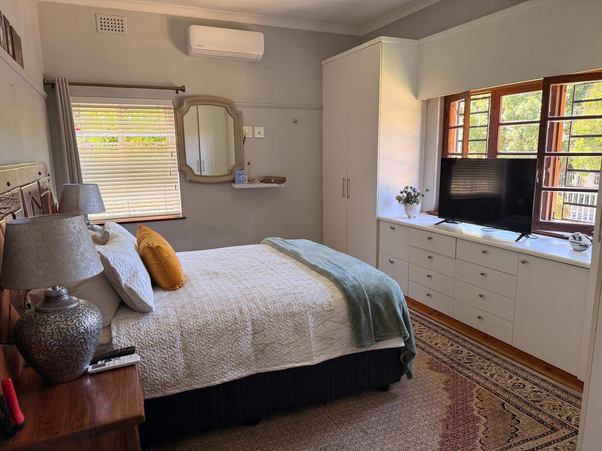0m² Beautifully maintained and very spacious family home, perfectly located in one of Paarl's sought-after neighbourhoods.