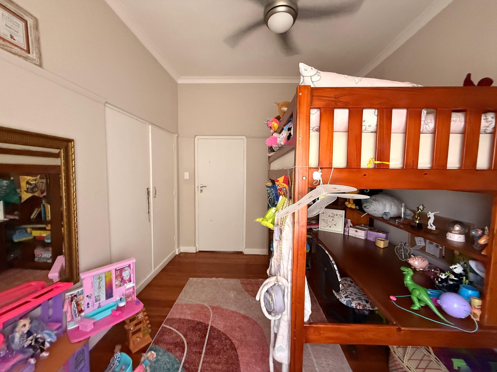 0m² Beautifully maintained and very spacious family home, perfectly located in one of Paarl's sought-after neighbourhoods.