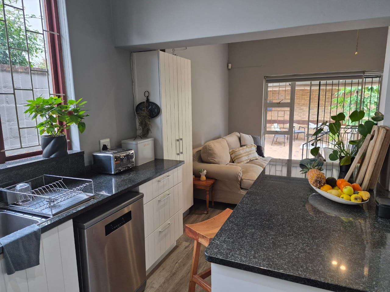 0m² We are excited to present this beautiful family home for rent in a highly sought-after location.