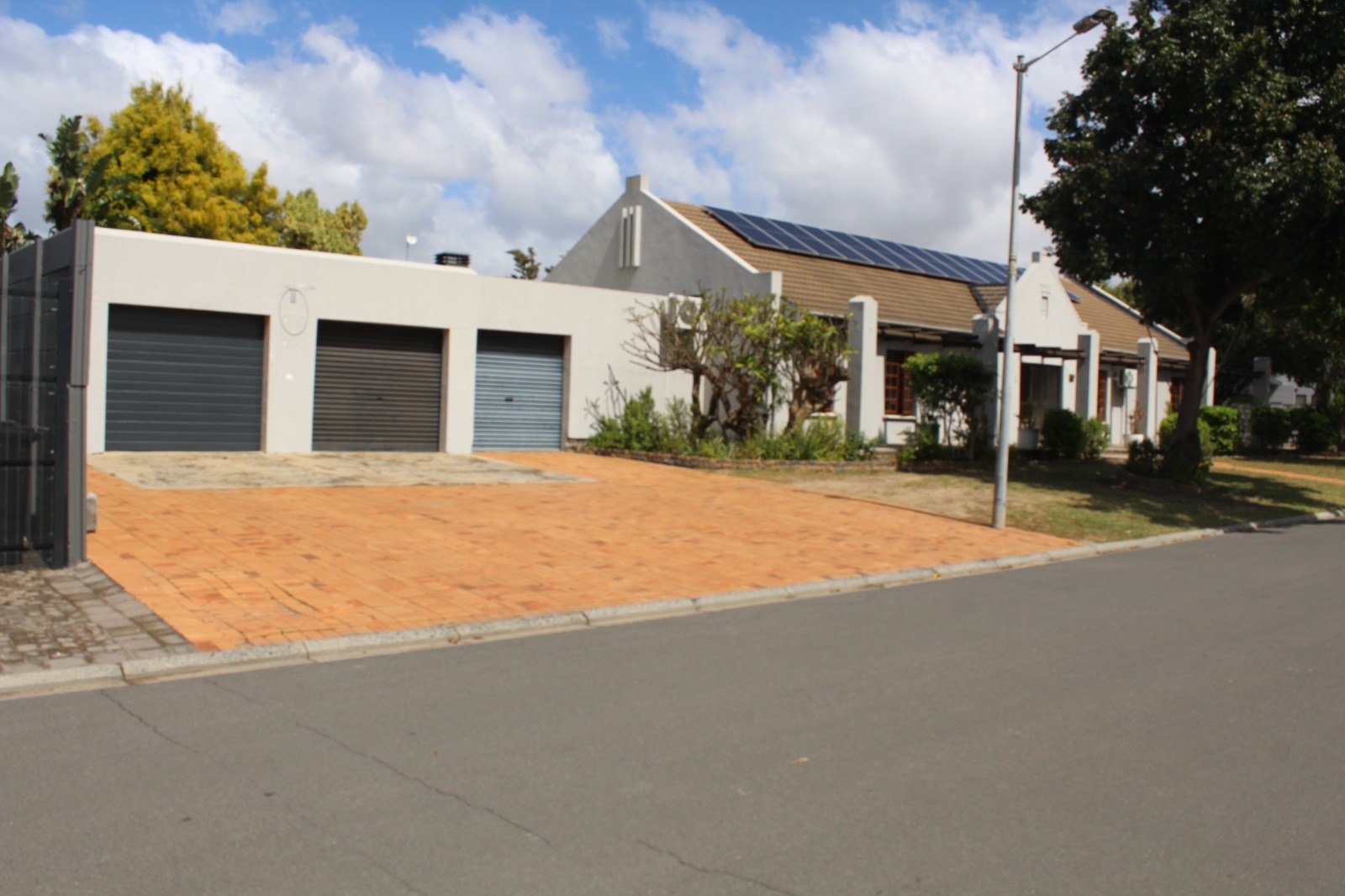 903m² Spacious and Well-Maintained 3-Bedroom Home to Rent