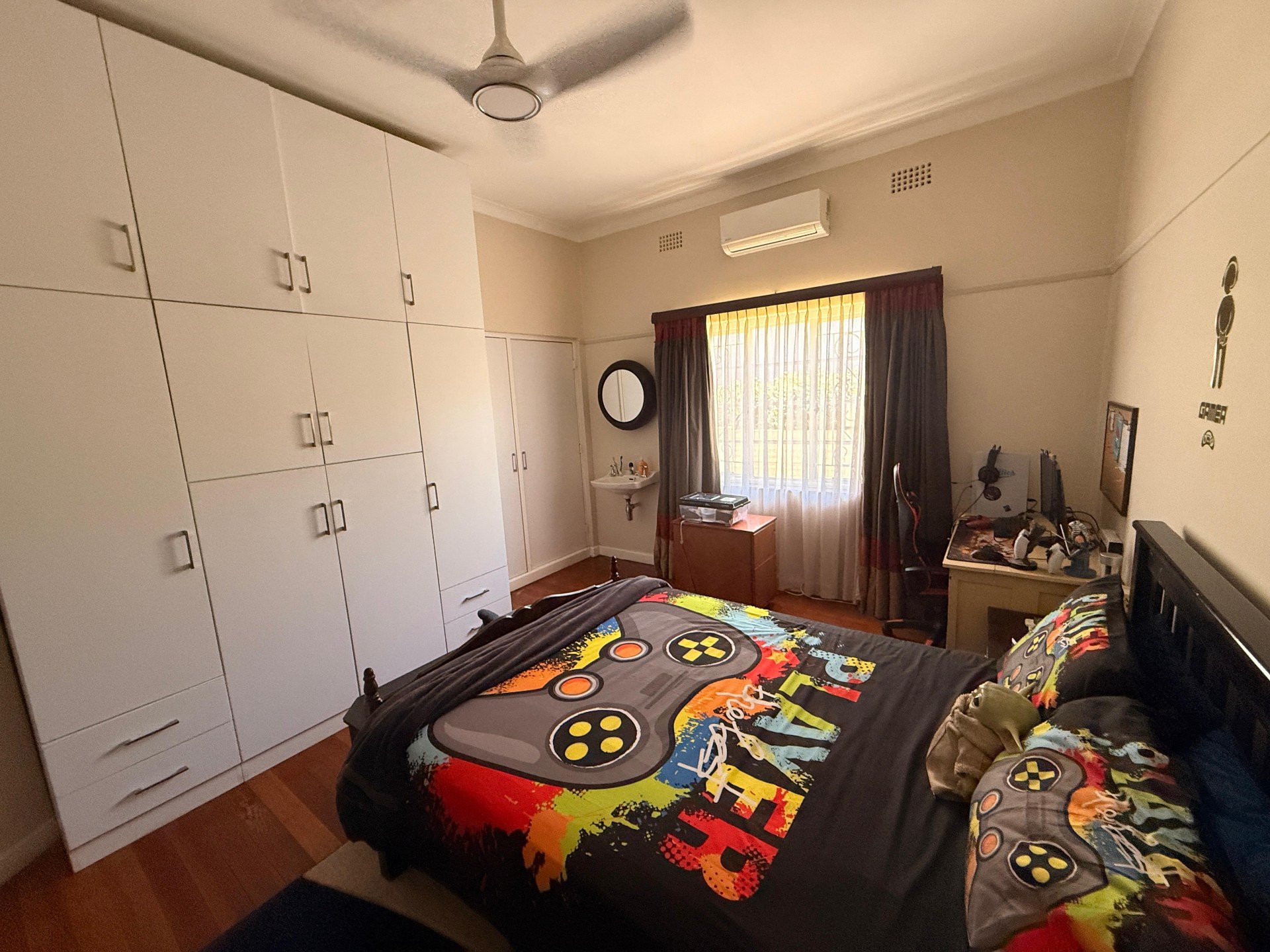 0m² Beautifully maintained and very spacious family home, perfectly located in one of Paarl's sought-after neighbourhoods.
