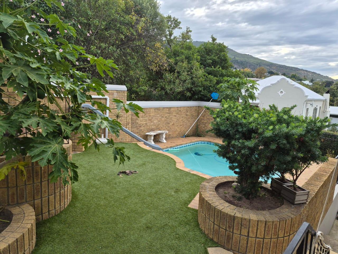 0m² We are excited to present this beautiful family home for rent in a highly sought-after location.