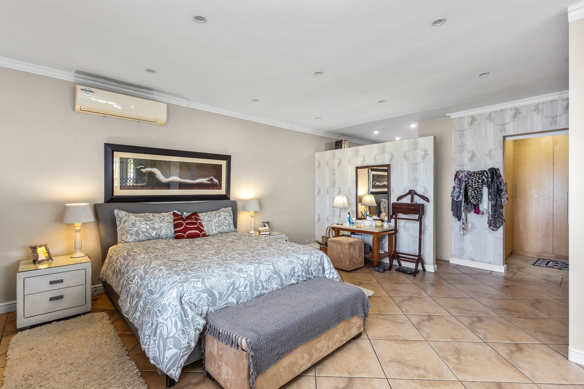 677m² Spacious Four-Bedroom Family Home with Excellent Entertainment Areas
