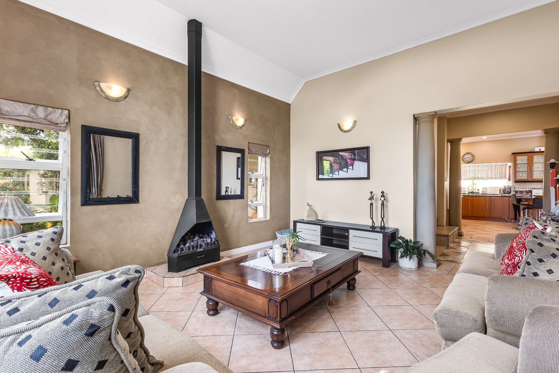 677m² Spacious Four-Bedroom Family Home with Excellent Entertainment Areas