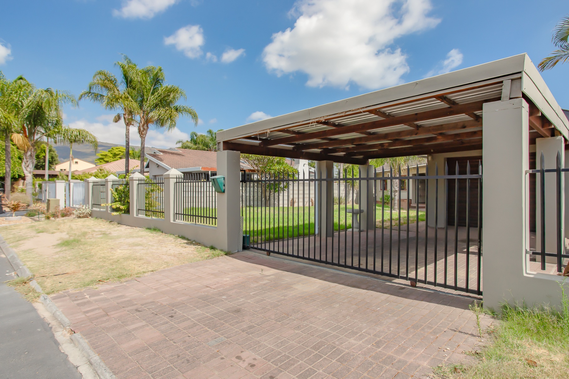 626m² Short-term rental - Property is For Sale