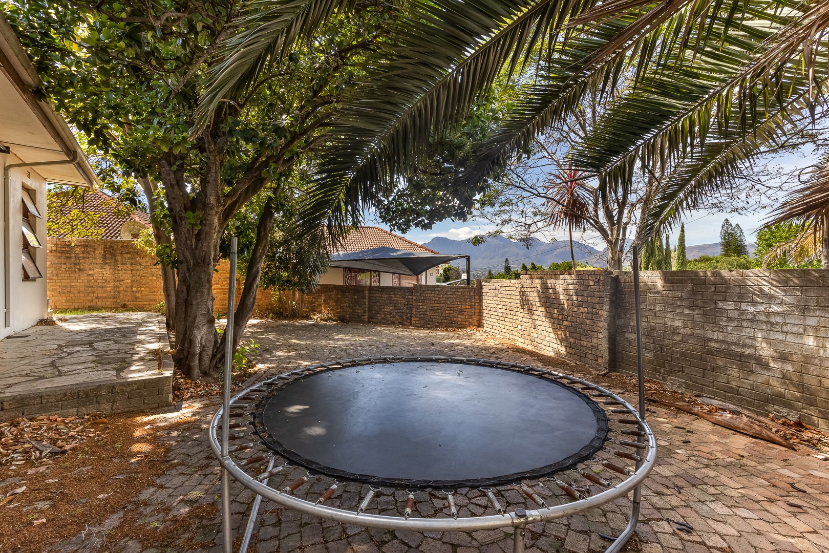 824m² Spacious Three-Bedroom Family Home with Mountain Views in Groenvlei