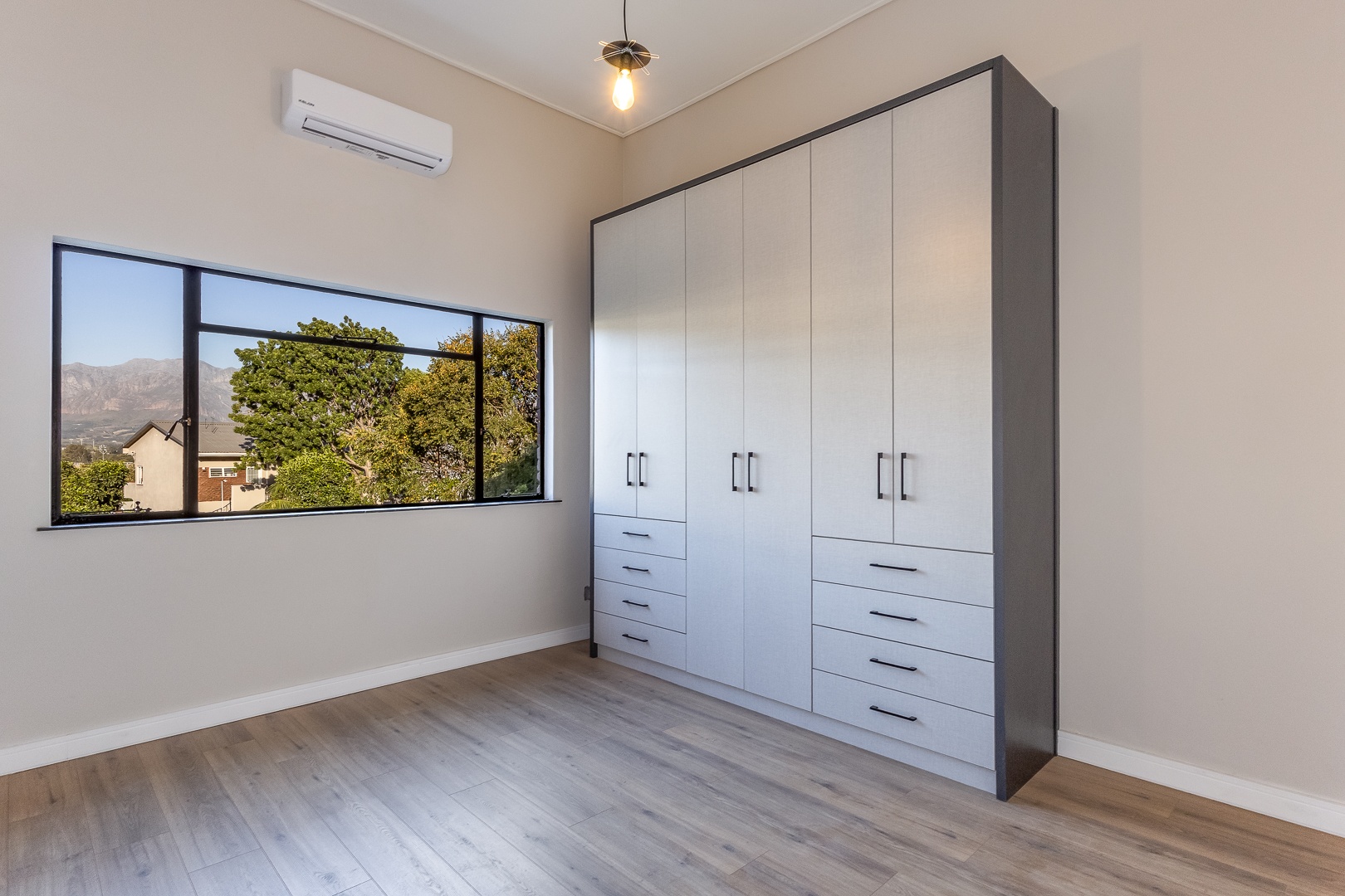 750m² Newly Renovated Double-Storey Family Home with Scenic Views – Sophisticated Living at Its Finest