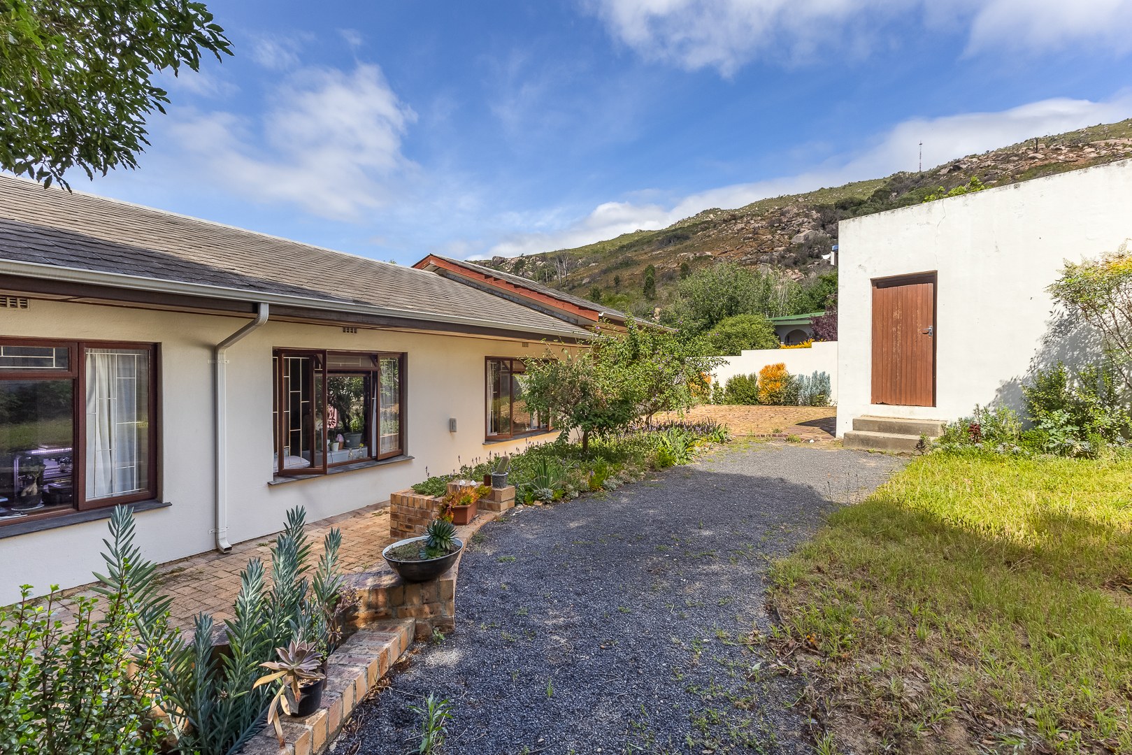 824m² Spacious Three-Bedroom Family Home with Mountain Views in Groenvlei